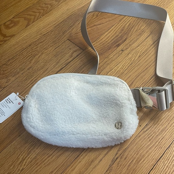 lululemon athletica Handbags - Lululemon Everywhere Fleece Belt Bag